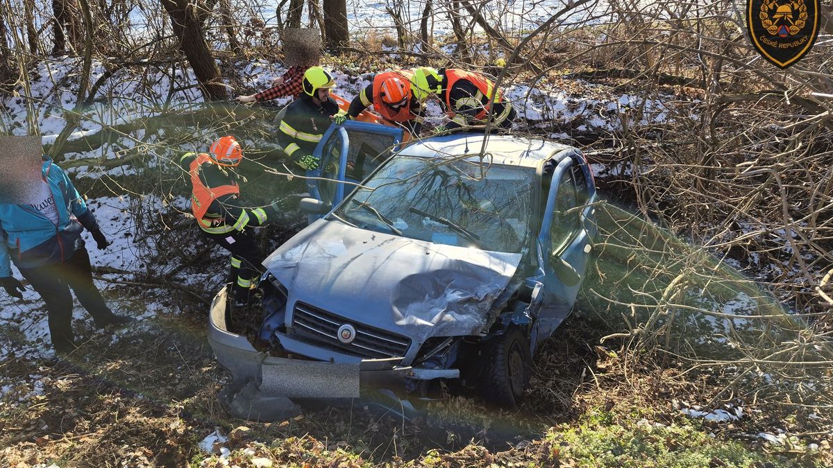 Tragická srážka aut na Zlínsku. Střet dvou aut nepřežila jedna spolujezdkyně